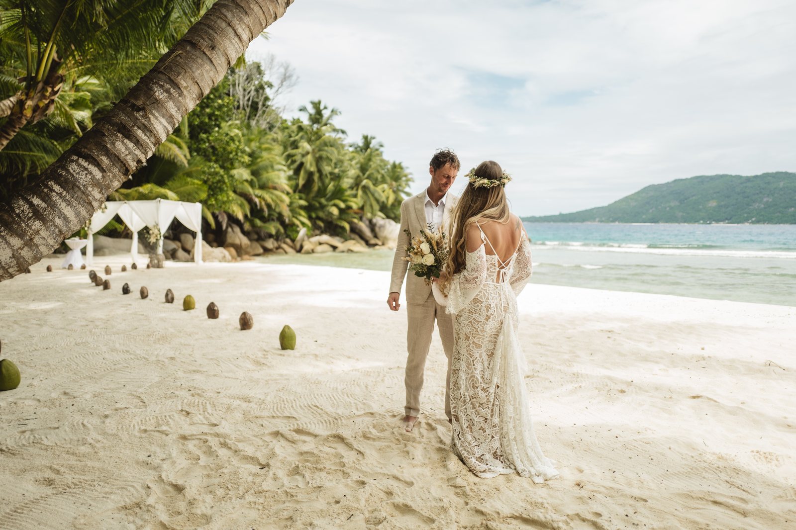 A kiss inside the gazebo, the sea and a small island framed behind