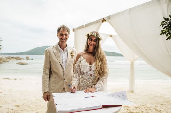 A beach wedding ceremony on Félicité