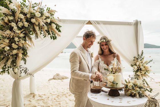 A beach wedding ceremony on Félicité