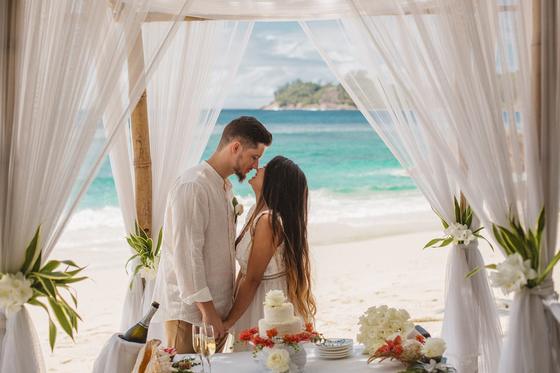 A kiss inside the gazebo, the sea and a small island framed behind
