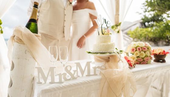 The Mr and Mrs table with champagne, cake and rose bouquets